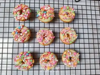 Make Christmas doughnuts step 7