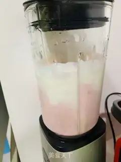 Make Strawberry yogurt step 1