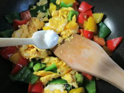 Make Pepper fried duck eggs step 6