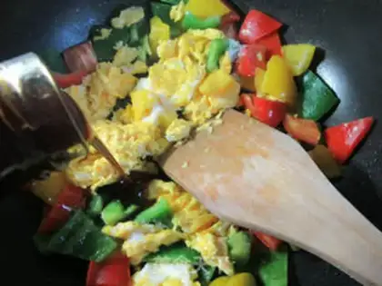 Make Pepper fried duck eggs step 7