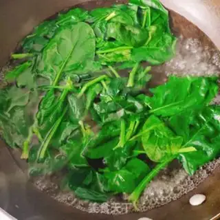 Make Fishball spinach mushroom noodles step 1