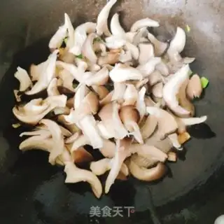Make Fishball spinach mushroom noodles step 4