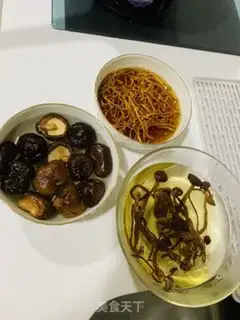 Make Twin mushroom weed chicken soup step 1