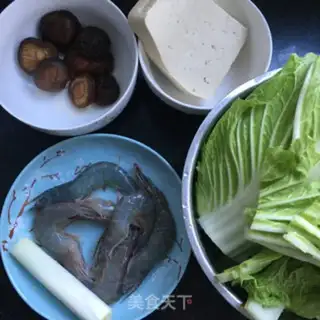 Make Shrimp cabbage tofu soup step 0