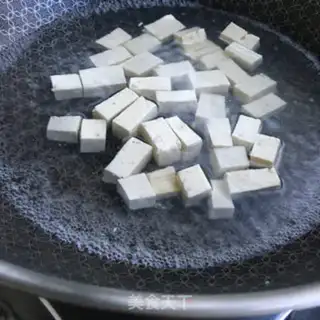Make Shrimp cabbage tofu soup step 1
