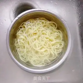 Make Egg and ham noodles step 4
