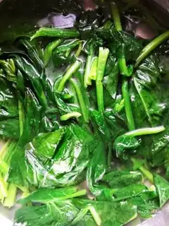 Make Eggskin spinach step 0