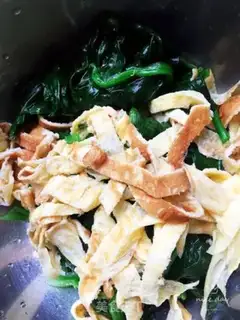 Make Eggskin spinach step 5