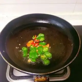 Make Hot pepper fried eggs step 2