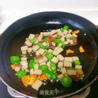 Make Hot pepper fried eggs step 3