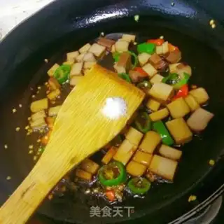 Make Hot pepper fried eggs step 4