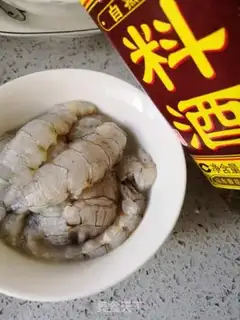 Make Shrimp radish soup step 1