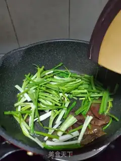 Make Onion fried sausage step 3