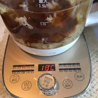 Make Peach omelet silver ear soup step 1