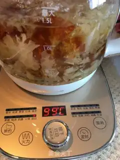 Make Peach omelet silver ear soup step 2