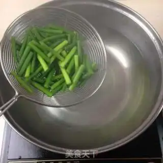 Make Garlic fried eggs step 1