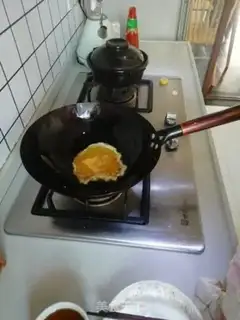 Make White fried eggs step 1