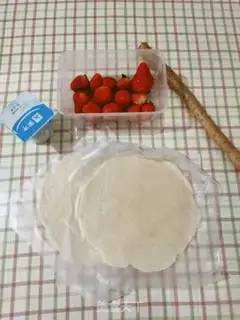 Make Hand-held strawberry cake step 0
