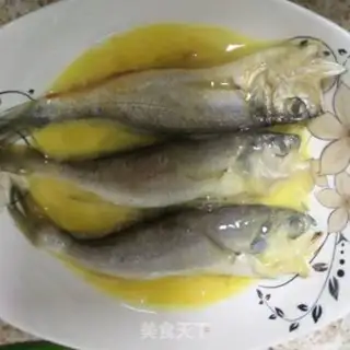 Make Dried and fried yellowfish step 2