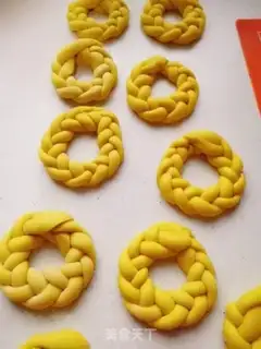 Make Christmas pumpkin ring step 13