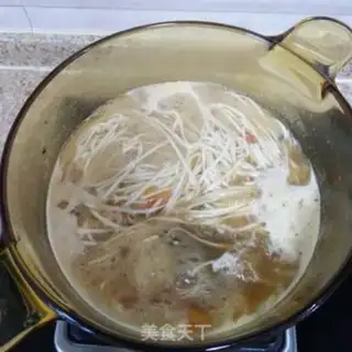 Make Big bone tomato soup noodles step 5