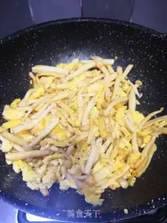 Make Seafood mushroom fried eggs step 7