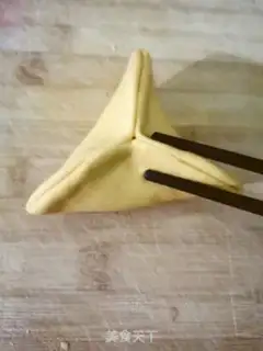 Make Pumpkin Sugar Triangle step 10