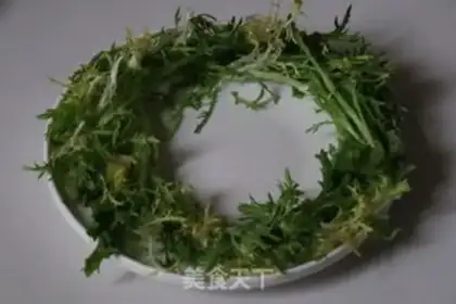 Make Christmas ring salad step 1