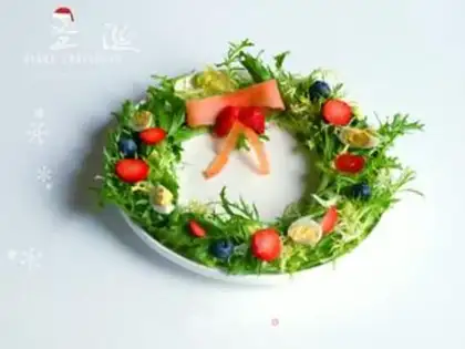 Make Christmas ring salad step 3