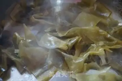 Make Korean seaweed soup step 2