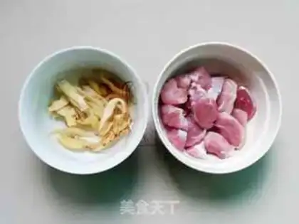 Make Horseshoe chicken shell soup step 1