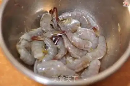 Make A garlic fan with a shrimp back step 1