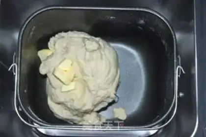 Make walnut raisin toast step 1