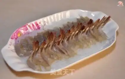 Make A garlic fan with a shrimp back step 2