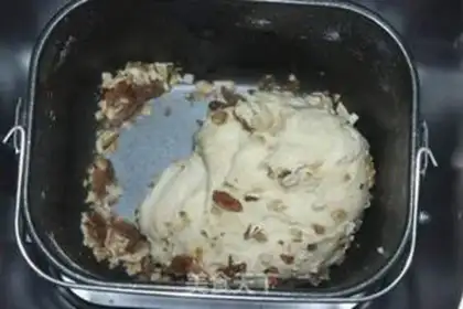Make walnut raisin toast step 2