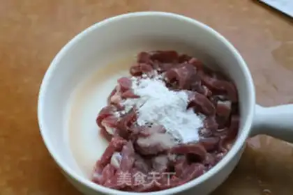Make Golden pins and mushroom beef soup step 1