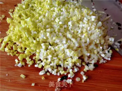 Make Pork, garlic, yellow-eared dumplings step 1