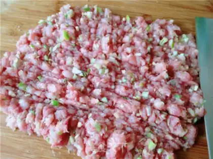 Make Pork, garlic, yellow-eared dumplings step 3