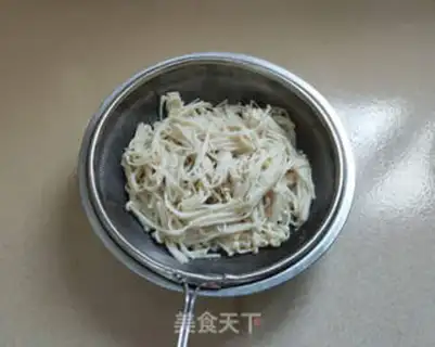 Make Black pepper sauce, golden mushrooms step 3