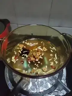Make Red dates, black sugar, soup step 1