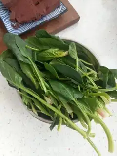 Make Spinach fried pig blood step 1