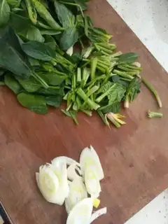 Make Spinach fried pig blood step 2
