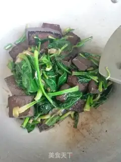 Make Spinach fried pig blood step 7