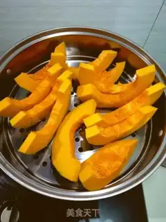 Make Homemade pumpkin noodles step 1