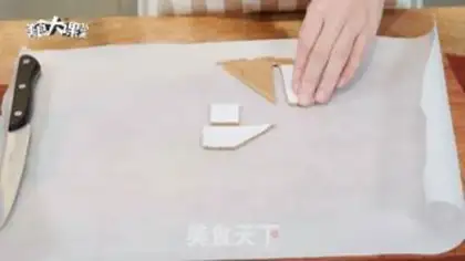 Make Christmas gingerbread house step 6