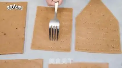 Make Christmas gingerbread house step 7