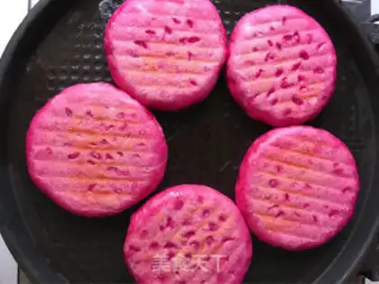 Make A flamingo red bean pie step 13