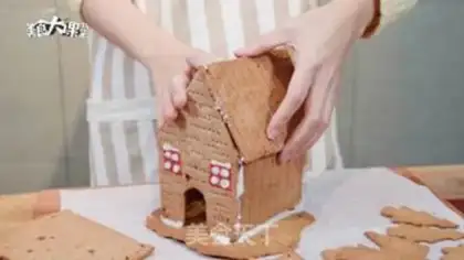 Make Christmas gingerbread house step 12