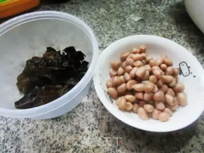 Make Peanuts with black ears step 0