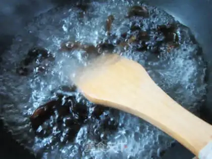 Make Peanuts with black ears step 1